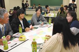 若者の投票率向上について語り合う学生たち＝北名古屋市熊之庄の名古屋芸術大で