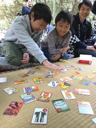 熱田区の歴史でつくった「名古屋あつたカルタ」を楽しむ子ども=熱田神宮で