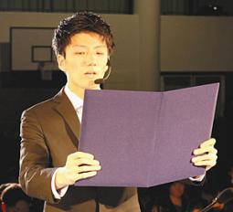 新入生を代表して宣誓する矢野さん=瑞穂市の朝日大で