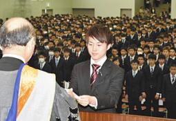 宣誓文を石原学長（左）に手渡す加藤さん＝中部大で