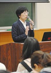 学生らに犯罪に巻き込まれないよう助言する近藤警部補=中区三の丸の名古屋学芸大看護学部で