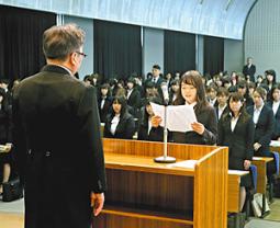 新入生を代表しあいさつする牧野さん＝四日市市萱生町の四日市看護医療大で