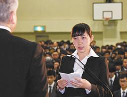 誓いの言葉を述べる山本さん=美浜町の日本福祉大美浜キャンパスで