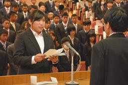入学生代表として誓いの言葉を述べる白木さん（左）＝大垣市北方町の岐阜経済大で