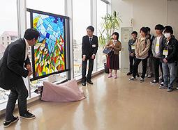 除幕式でお披露目されたステンドグラス作品「希望」＝半田市広小路町のクラシティで（平岡さん提供）