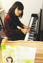 久々の地元でのリサイタルを控えるピアニストの佐藤さん＝一宮市向山町１ののわみ相談所で