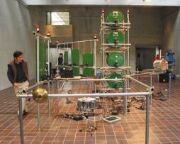 株価チャートを活用して大音響を奏でる作品=長久手市の県立芸術大で