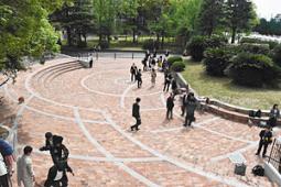れんがが敷き詰められたソテツ広場=瑞穂区の市立大滝子キャンパスで