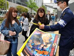 犯罪被害者支援を呼び掛けるチラシを受け取る女性たち＝ＪＲ名古屋駅前で