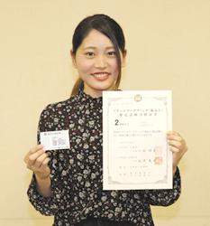 販売士検定２級に合格した辻さん＝松阪商工会議所で