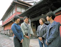 デジタル絵本を手掛けた加納さん（左から２人目）ら＝中村区で