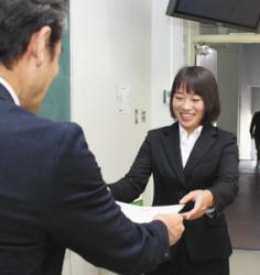 Ｃ級コーチ修了証を受け取る遠藤さん＝岐阜県大垣市の岐阜経済大で