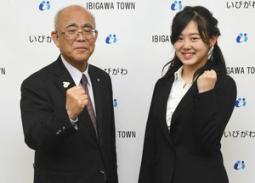 富田町長（左）に健闘を誓った高橋さん＝岐阜県揖斐郡揖斐川町役場で