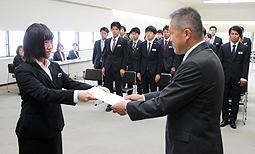 近藤課長から委嘱状を受け取る若樫サポーターの代表（左）＝津市栄町の県警本部で