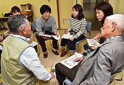 団地の課題を話し合う名城大の学生や住民ら＝知立市の知立団地で