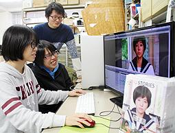 監督を務めた自作を見返す土屋さん（左）ら＝同朋大で