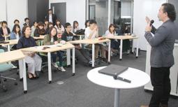 空港での活動の説明に、熱心に耳を傾ける学生たち=東海市の日本福祉大で