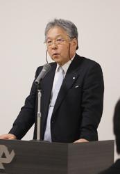 受講生を前にあいさつする田村副学長＝岐阜市橋本町の朝日大病院で