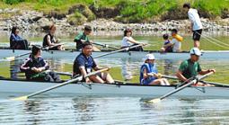 名大漕艇部の学生とともに、息を合わせてオールをこぐ親子連れ=中川区大蟷螂町の庄内川で