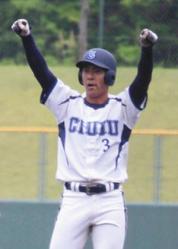 2戦連続の決勝打を放ちガッツポーズをする中部大の武市