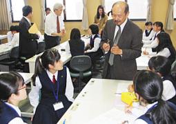 山本教授（中）に質問する生徒ら＝半田市東生見町の日本福祉大半田キャンパスで