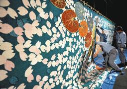 裁断しながら取り外される緞帳=15日、名古屋・栄の中日劇場で