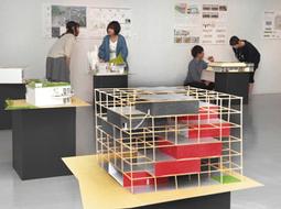 名古屋造形大の学生たちの力作が並ぶ会場=東区の市民ギャラリー矢田で