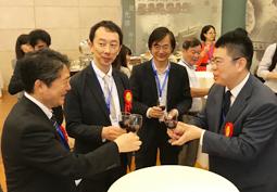 11日、上海市内で開かれた南山大の事務所開設記念パーティーで祝杯を挙げる鳥巣学長(左)ら関係者=浅井正智撮影