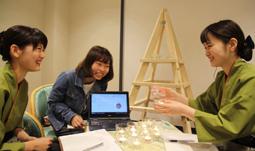 イベントに向けて話し合いをする(左から)池田さん、柘植さん、西川さん=菰野町の湯の山温泉「鹿の湯ホテル」で