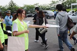 自転車の安全運転を呼び掛ける学生たち＝春日井市の中部大で