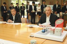 水素ステーションの模型を使って説明する桜井社長(右)と二宮教授(左)=県公館で