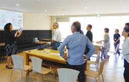 簡単な英語のフレーズを学ぶ参加者たち＝春日井市のグルッポふじとうで