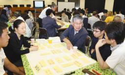 グループに分かれ、子どもの居場所づくりに必要なことを話し合う委員ら=瑞穂市の朝日大で