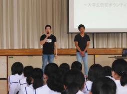 体験をもとにメールのやりとりでの注意点などを説明する大学生＝１６日、岐阜市の本荘中で