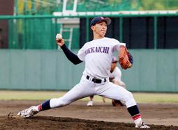 四日市大－中部学院大　１回途中から継投し、８回まで無失点に抑えた四日市大の角井洸太投手＝静岡市清水区の清水庵原球場で