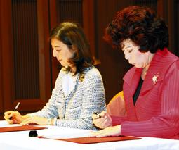 協定を締結する嘉根支配人（左）と佐藤学長＝岐阜市のサラマンカホールで