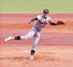 至学館大を完封した愛院大の佐藤良明投手＝パロマ瑞穂野球場で（谷大平撮影）