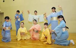 「森羅」の稽古をする五條園小美(前列中央)ら=名古屋市中区の日本特殊陶業市民会館リハーサル室で