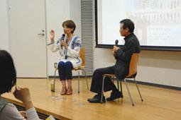 発想の原点となる体験を話すヤマザキマリさん(左)=日進市の名古屋外国語大で