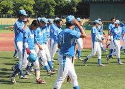 初の１部昇格がならず、肩を落として一塁側ベンチに引き揚げる至学館大ナイン＝パロマ瑞穂球場で（川越亮太撮影）