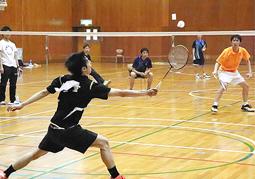 懸命にシャトルを追う選手たち＝津市栗真町屋町の三重大で