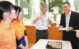 学生の意見を聞きながら、試食する審査員＝各務原市の東海学院大で