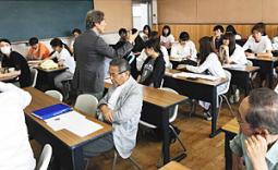 祭りへの参加で人間力を形成する新講座の狙いを説明する石田所長＝大府市の至学館大で