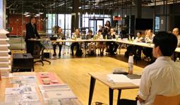 共同事業の趣旨などを確認する出席者=野々市市の金沢工業大で