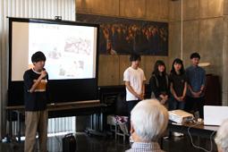 フィリピンでのボランティア活動について語る学生たち=日進市赤池町のカトリック平針教会で