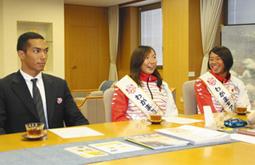 水泳の国際大会に出場する(左から)アルダビ選手、相馬選手、小西選手=豊田市役所で