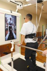 上部からベルトで体を支え、患者に合わせた設定で歩行リハビリを支援する器具＝愛知県春日井市の春日井市民病院で