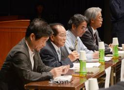 豊川海軍工廠の空襲を体験した元工員らも参加したシンポジウム＝豊川市文化会館で