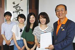 日比市長(右端)に研究結果を渡した(左から)西浦さん、加藤さん、大村さん、藤根さん=津島市役所で