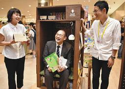 本棚を設計した名城大の谷田准教授（右）と伊藤店長（中）＝日進市の紀伊国屋書店プライムツリー赤池店で